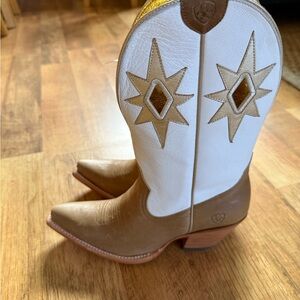 Ariat White and Tan starlight western boots stagecoach NWT 38